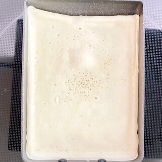 140℃に熱した卵焼き鍋に薄く油を敷き、2を焼きます。(2枚） 表面が乾いたら、フライ返しで返します。