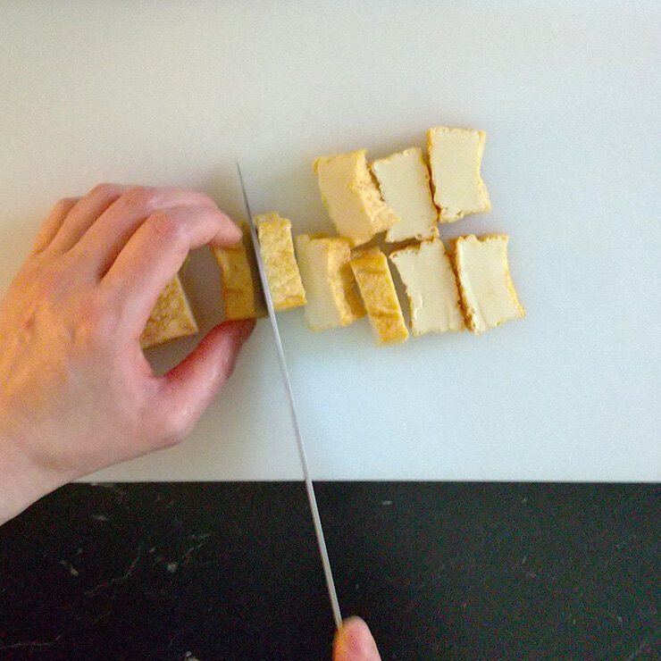 厚揚げは1㎝厚さに切ります。