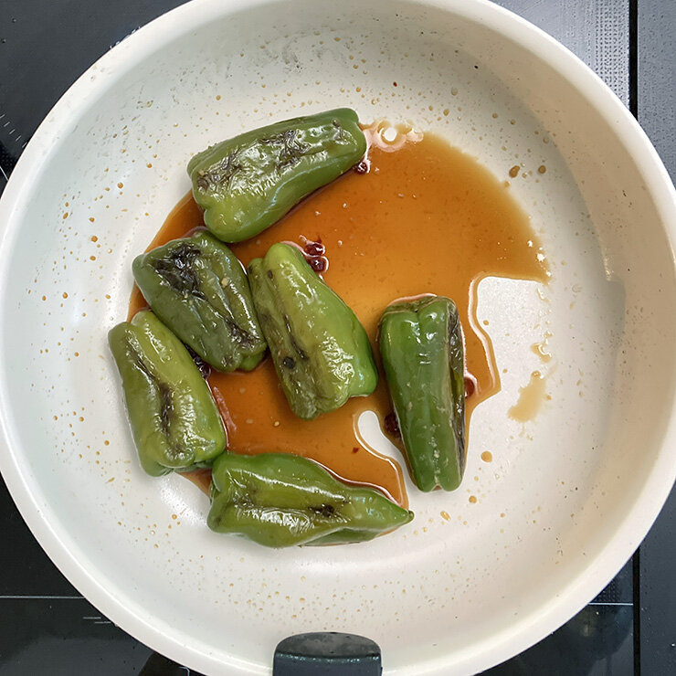 合わせたAを加え、もう一度蓋をして弱火で時々返しながら蒸し焼きにします。（5分）