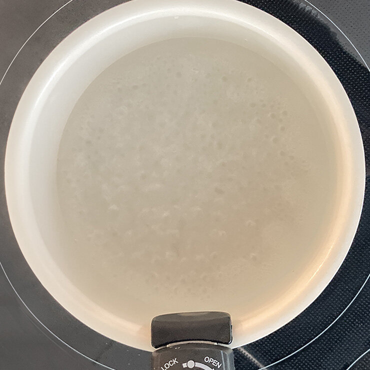 小鍋に分量の水を入れて火にかけ沸騰させます。