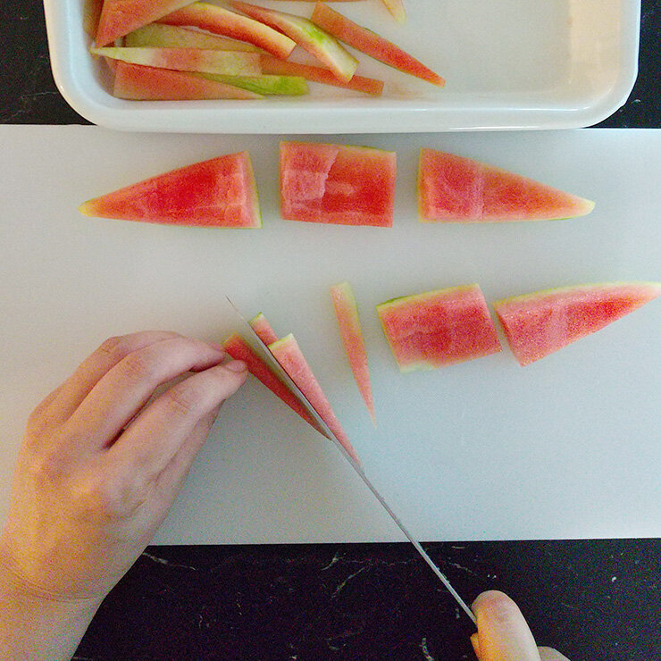 1を食べやすい大きさに切ります。