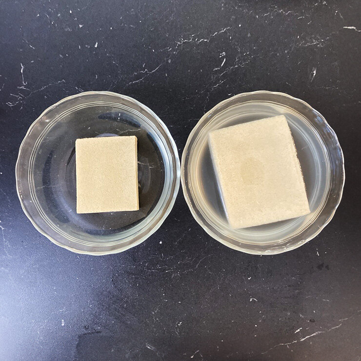 高野豆腐は水(分量外)に浸して戻します。