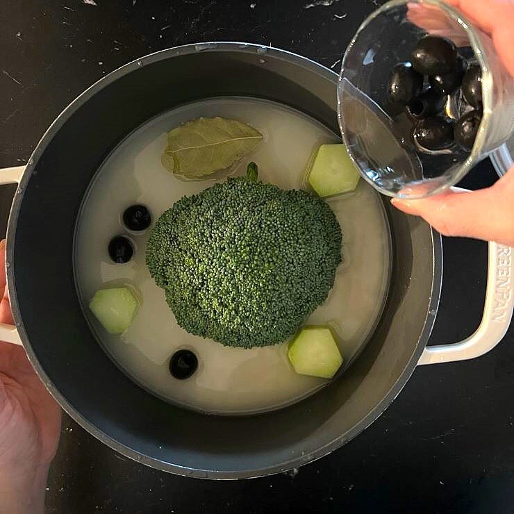 1にコンソメ麹、塩を入れて軽く混ぜ、２とオリーブを乗せて炊きます。