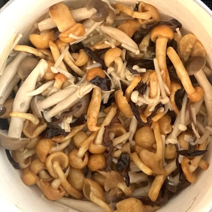 鍋にゴマ油を熱し、2をしんなりするまで炒めます。