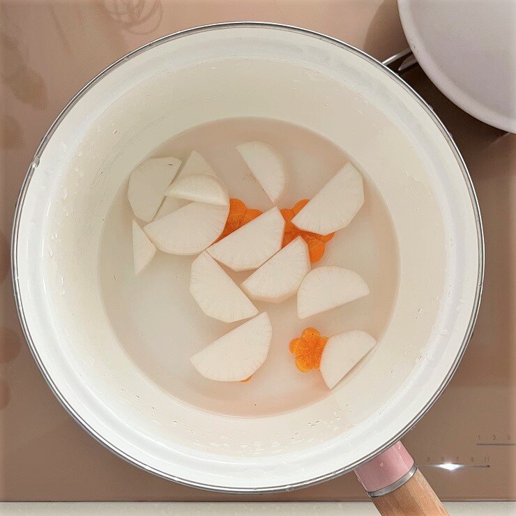 1のニンジンとカブは硬めに下茹でします。