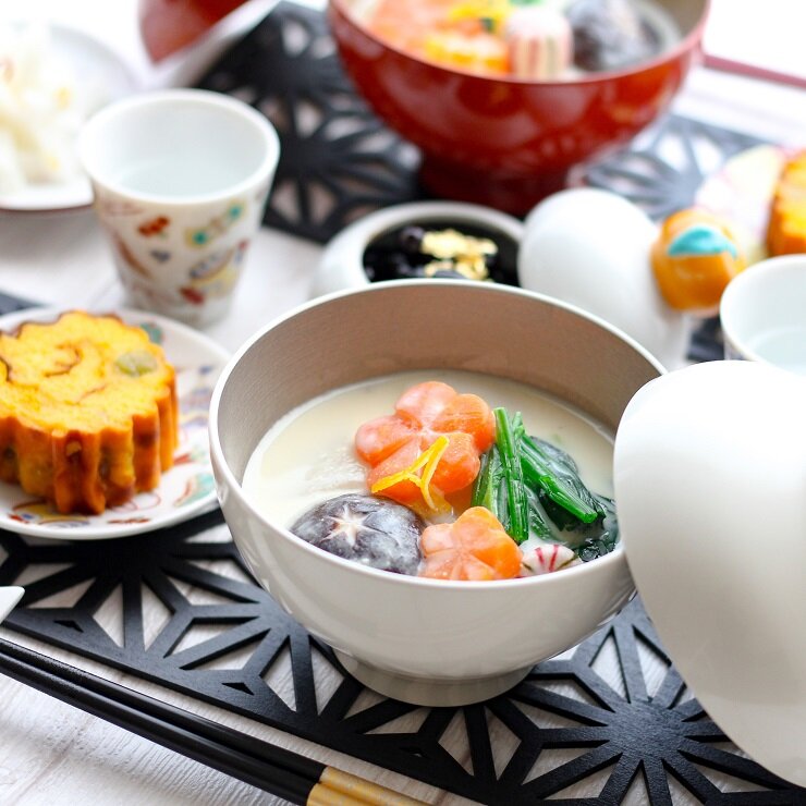 お椀に5を入れて7を注ぎ、4を添えます。お好みで柚子の皮や生麩をのせ仕上げます。