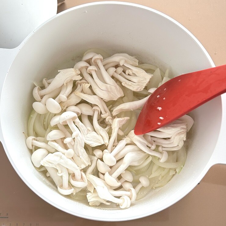 鍋に米油を熱し、3のタマネギとニンニクを炒めます。白シメジも加えて炒めます。