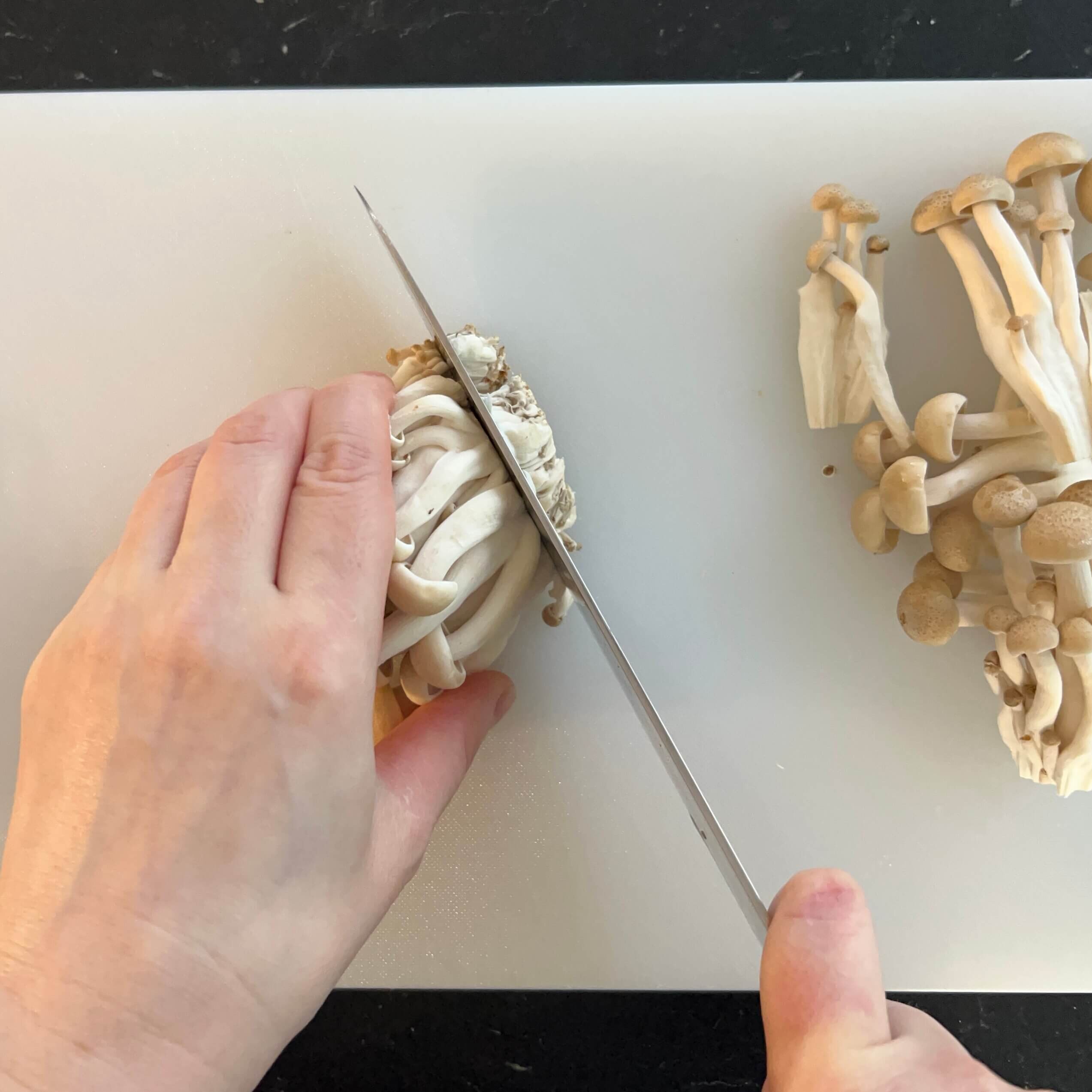 キノコは石づきを取り、小房に分けます。または食べやすい大きさに切ります。