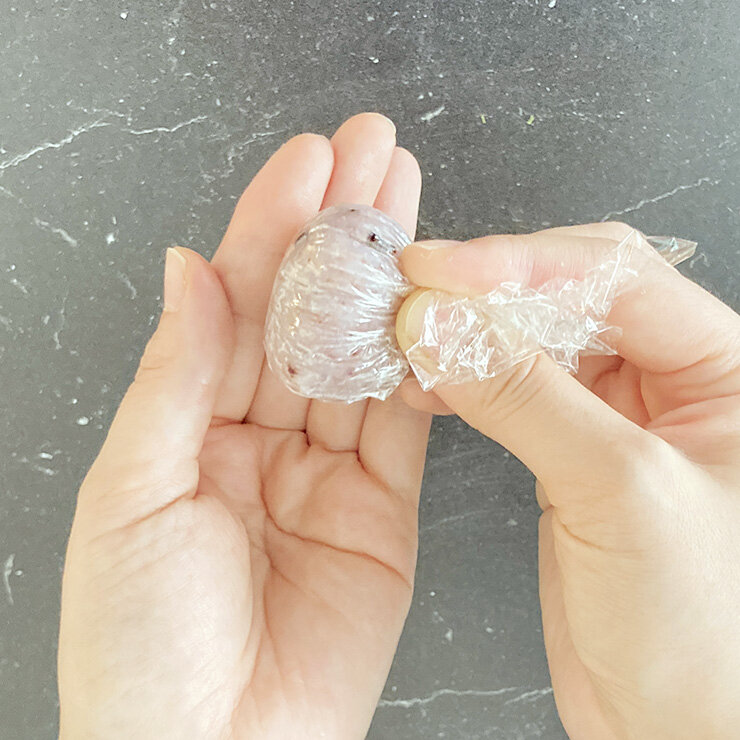 粒あんを包み込み、丸くします。（計12個）