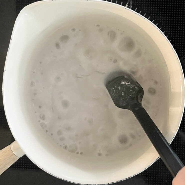 Bを鍋に合わせて火にかけ、とろみが付いたら火を止め冷ましておきます。