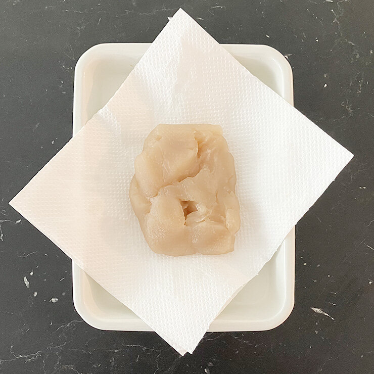 白あんはキッチンペーパーなどで余分な水分を取ります。