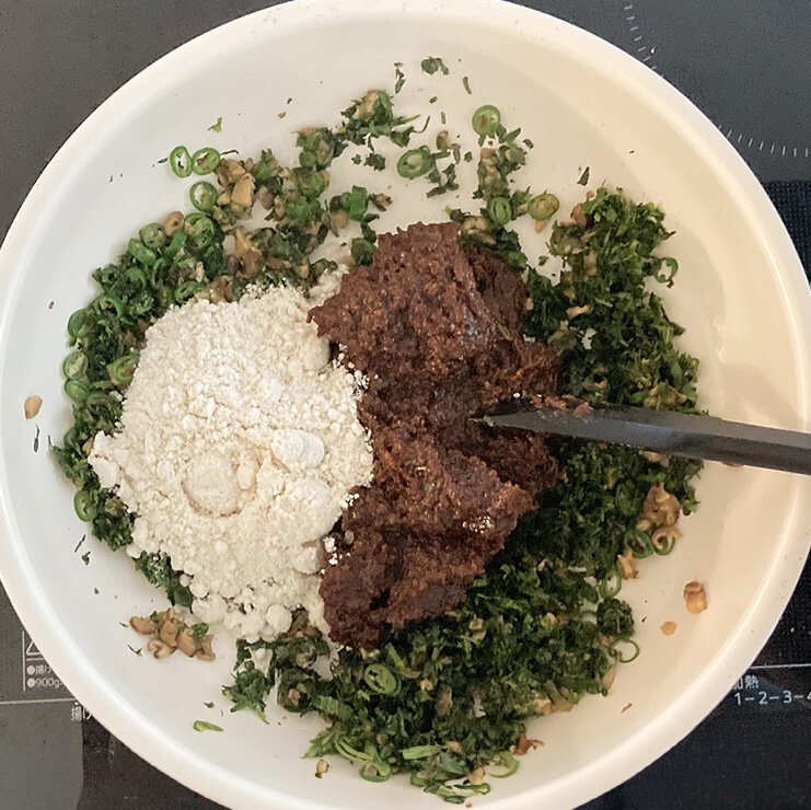 青じそが油となじんだら、味噌とてんさい糖を加えます。