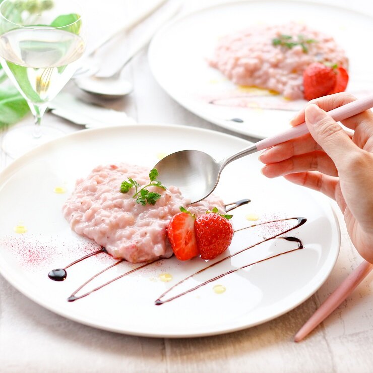 塩、コショウで味を整えて器に盛り、トッピングを飾って仕上げます。